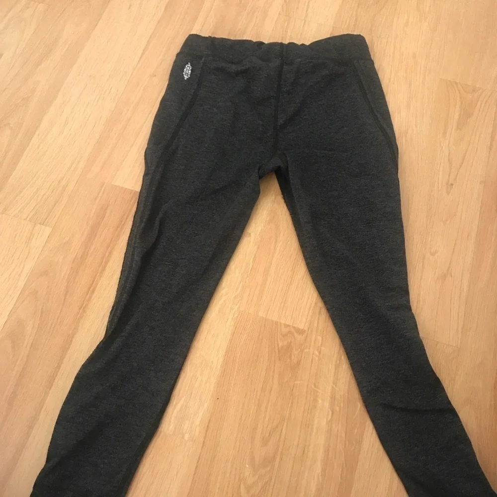 Free people dark grey legging side hole - M